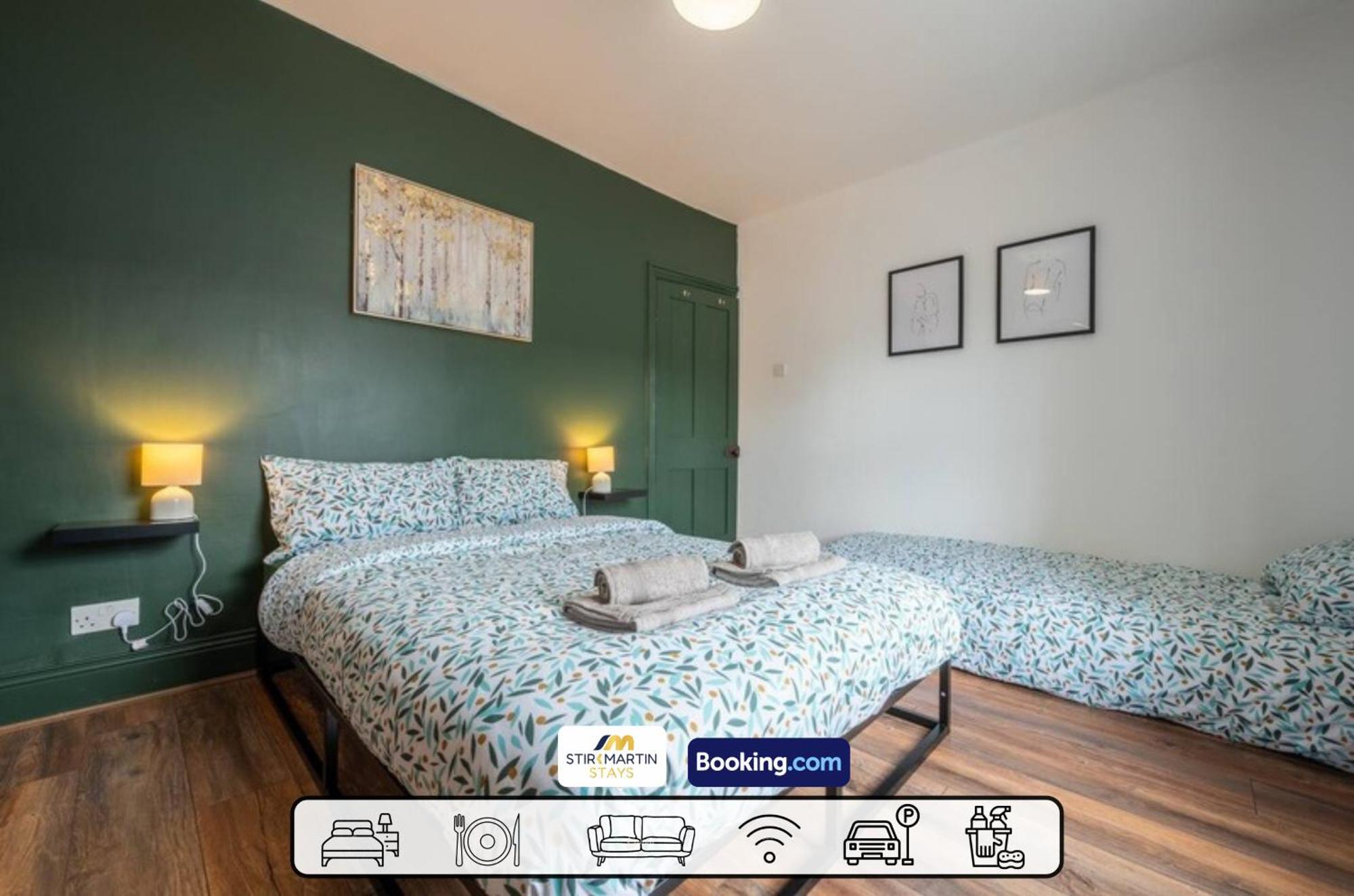 Stylish 2 Bedroom Townhouse By Stirkmartin Short Lets & Serviced With Free Parking & Sleeps5 Дом отдыха *