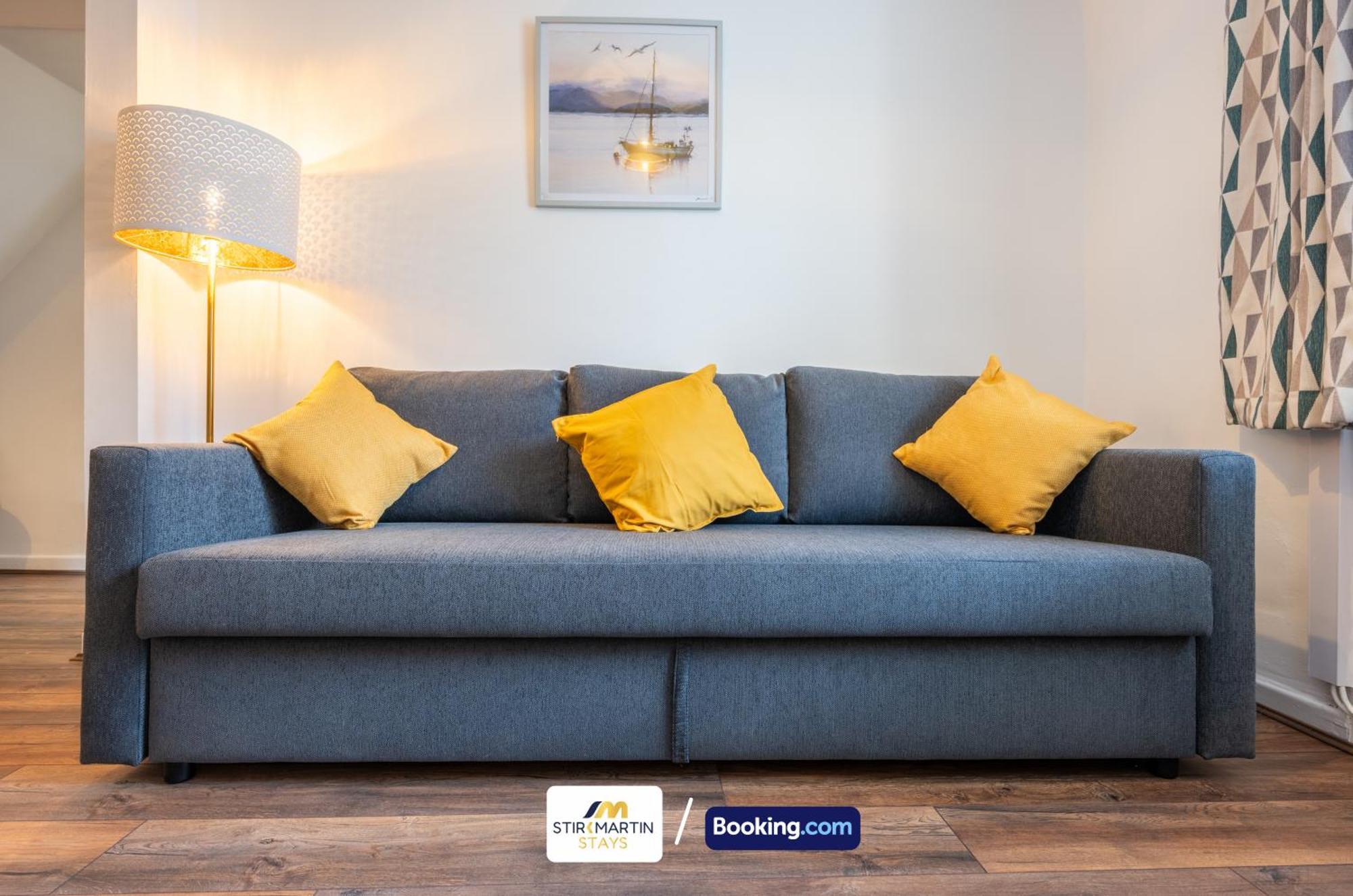 Stylish 2 Bedroom Townhouse By Stirkmartin Short Lets & Serviced With Free Parking & Sleeps5 Дом отдыха