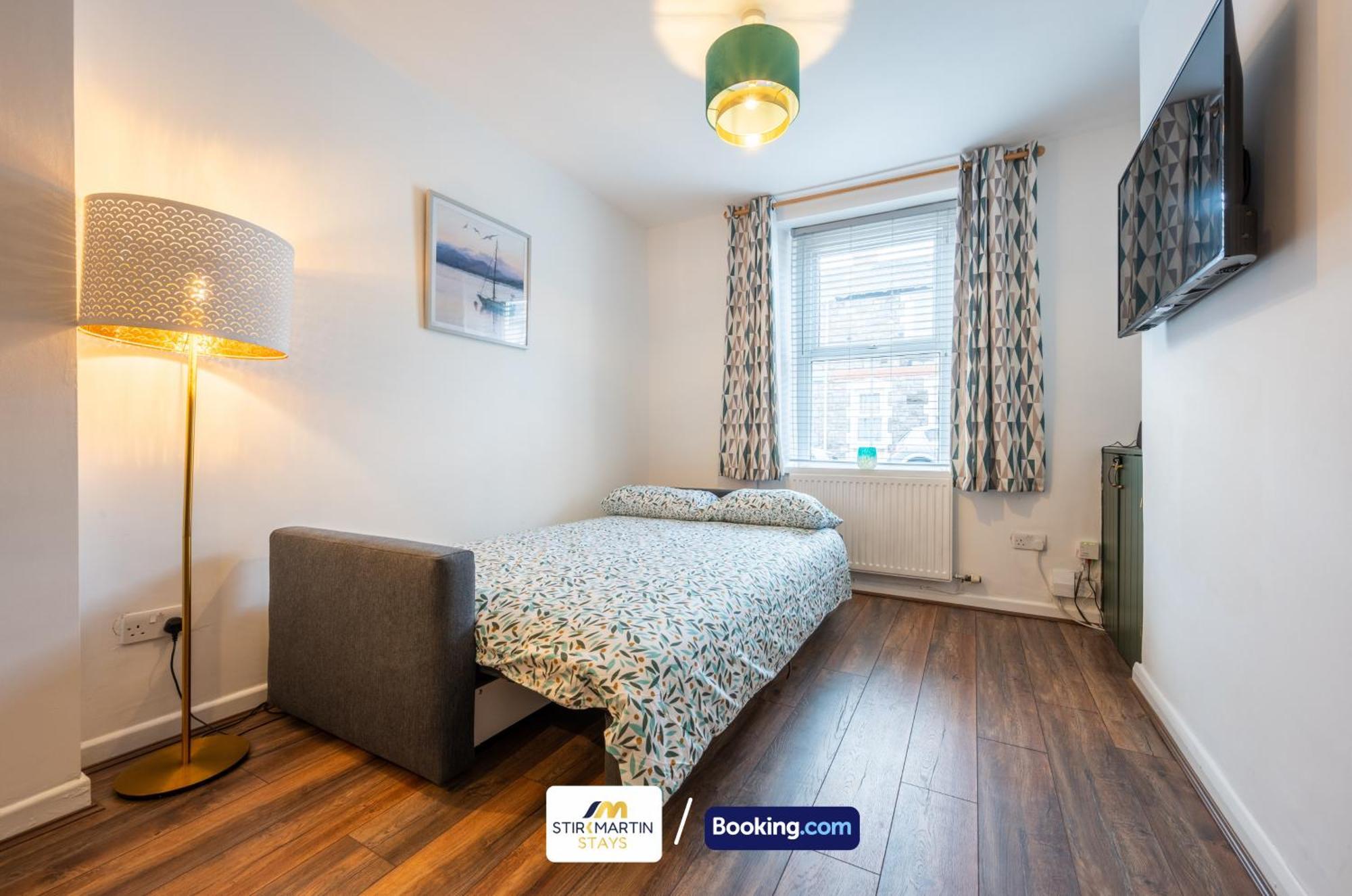 Stylish 2 Bedroom Townhouse By Stirkmartin Short Lets & Serviced With Free Parking & Sleeps5 *
