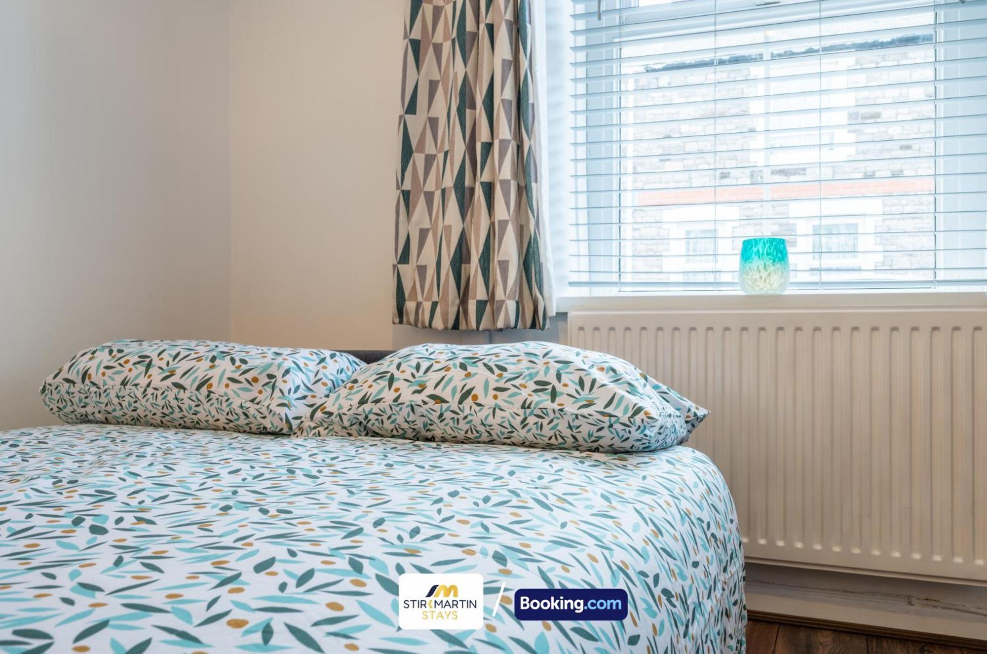 Дом отдыха Stylish 2 Bedroom Townhouse By Stirkmartin Short Lets & Serviced With Free Parking & Sleeps5