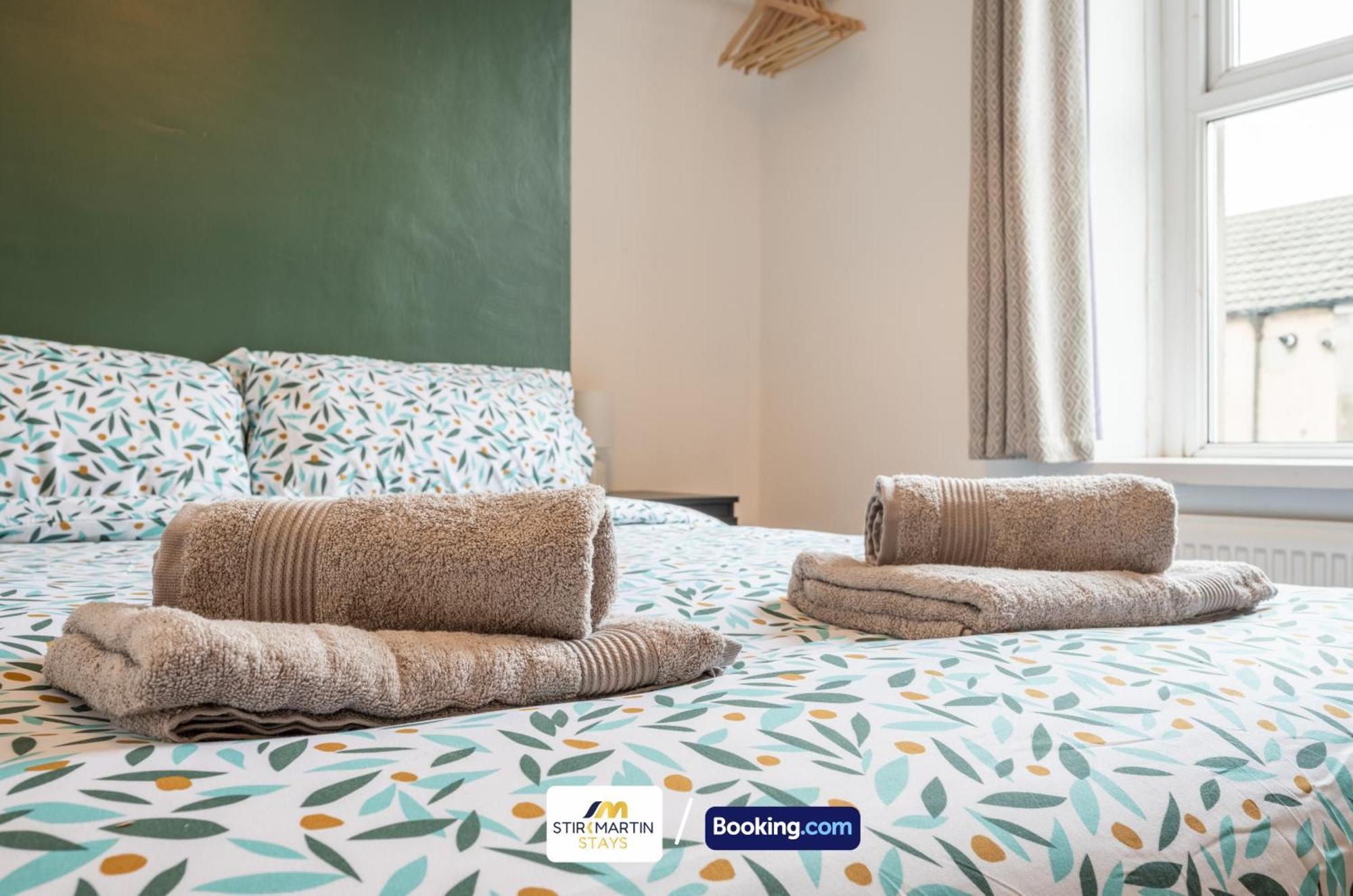 Stylish 2 Bedroom Townhouse By Stirkmartin Short Lets & Serviced With Free Parking & Sleeps5 *