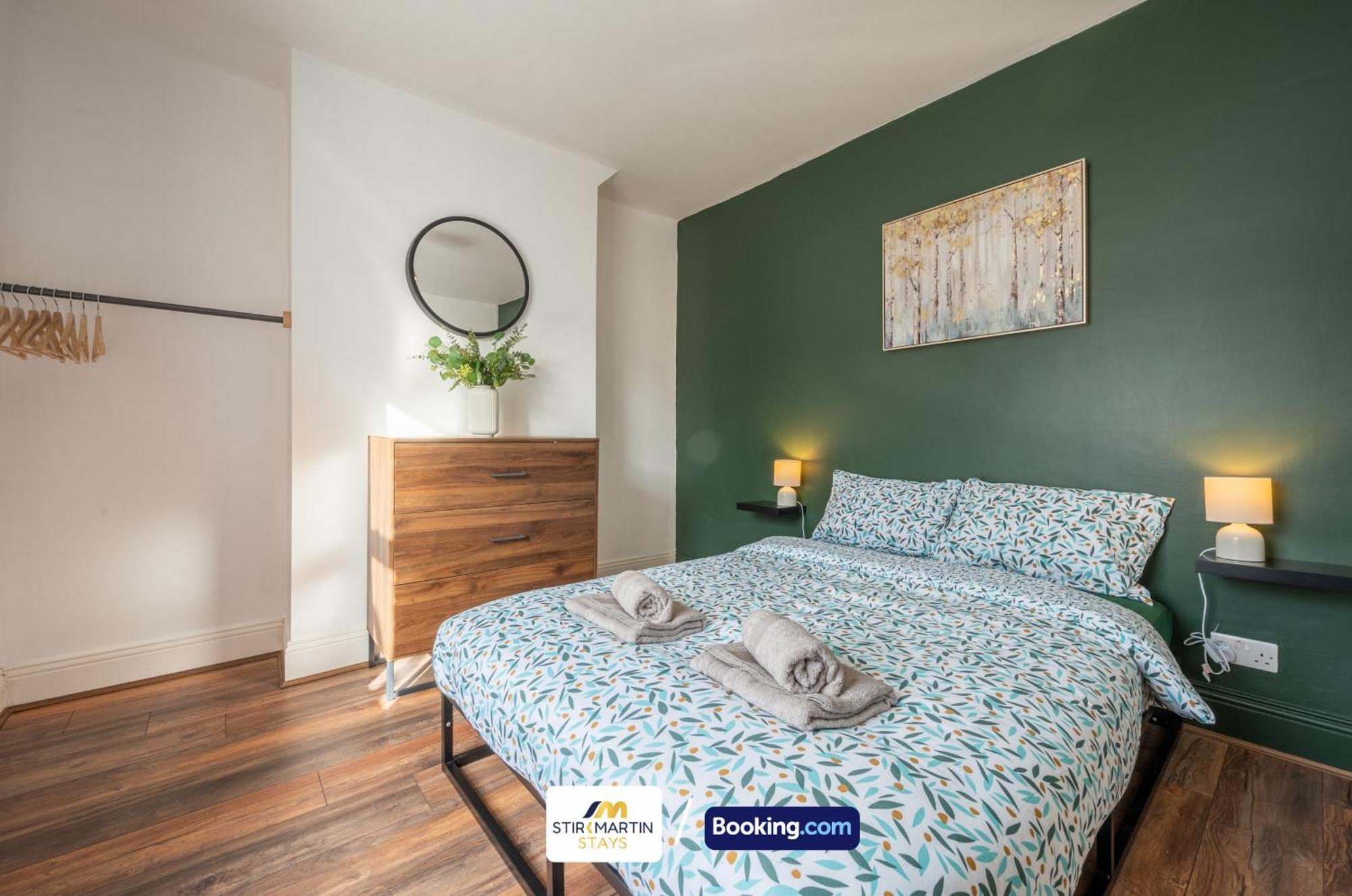 Stylish 2 Bedroom Townhouse By Stirkmartin Short Lets & Serviced With Free Parking & Sleeps5 Дом отдыха