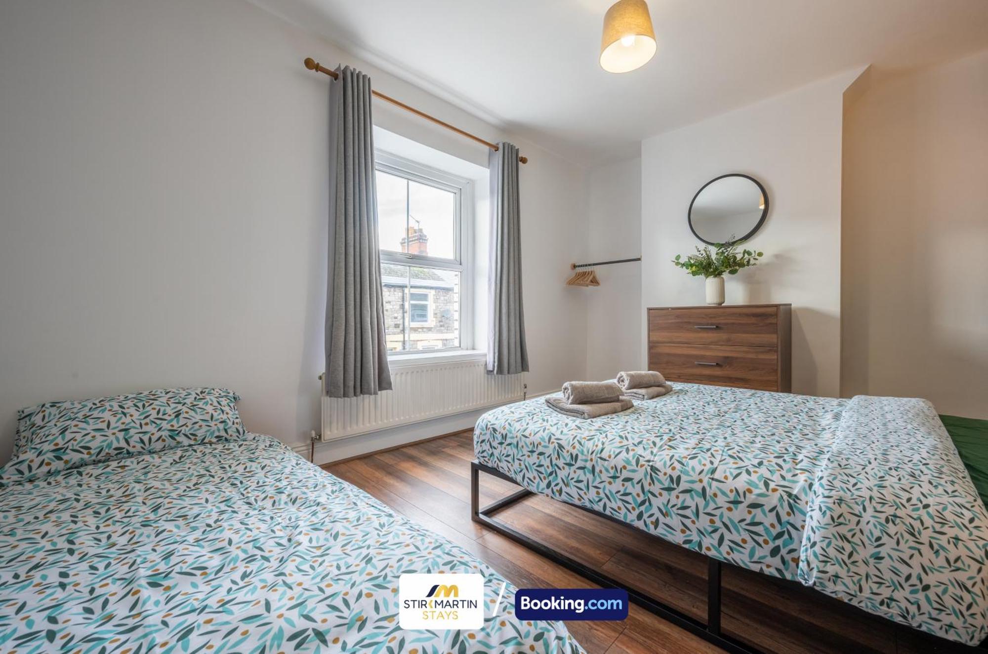 Stylish 2 Bedroom Townhouse By Stirkmartin Short Lets & Serviced With Free Parking & Sleeps5 Дом отдыха *