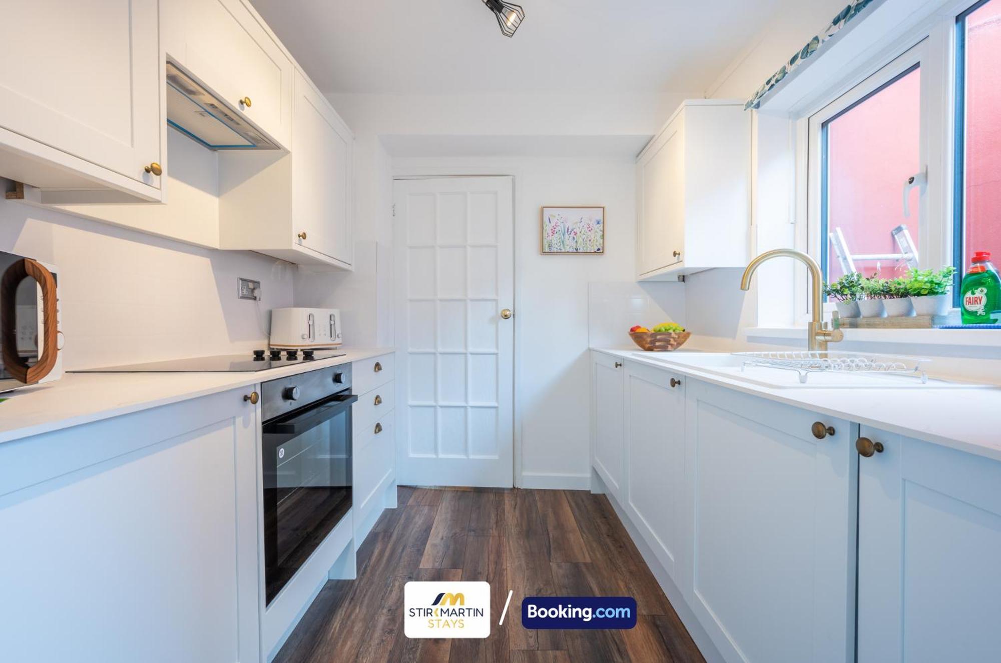 Stylish 2 Bedroom Townhouse By Stirkmartin Short Lets & Serviced With Free Parking & Sleeps5 Дом отдыха *